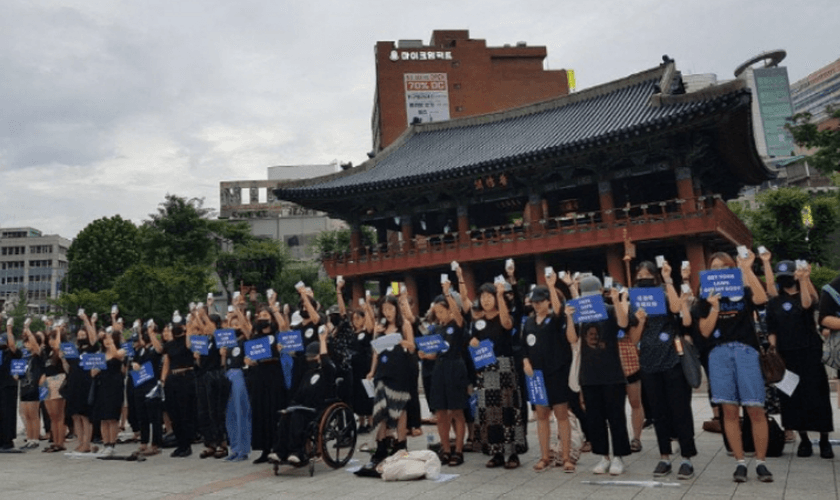 Segundo o relatório, outras 30 mulheres tomaram vitaminas para que as autoridades não pudessem dizer quais delas engoliram as drogas ilegais que causam o aborto. (Foto: Reprodução)