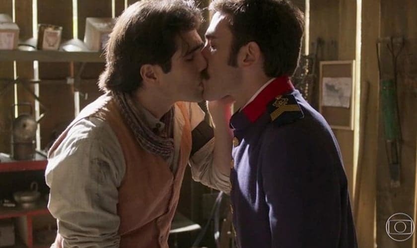 Luccino (Juliano Laham) e Otávio (Pedro Henrique Müller) se beijam em Orgulho e Paixão. (Foto: Divulgação/TV Globo)