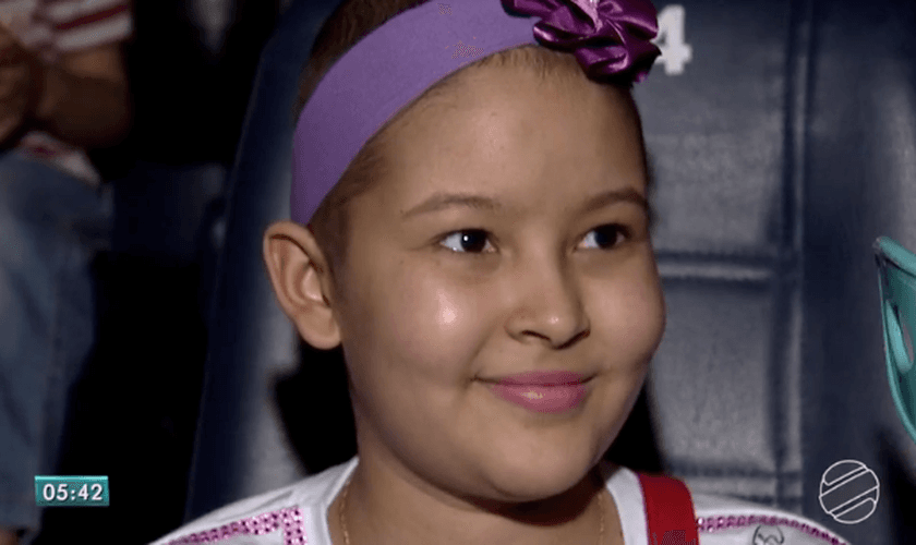 Rayane e outras crianças com câncer foram ao cinema em Campo Grande. (Foto: Reprodução/TV Morena)