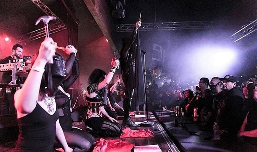 Satanistas participam de cerimônia pagã, nos Estados Unidos. (Foto: Reprodução)