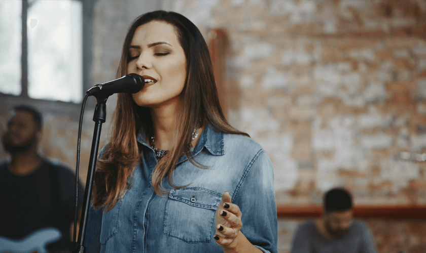 Heloisa assina a nova composição com o produtor musical Hananiel Eduardo. (Foto: Divulgação).