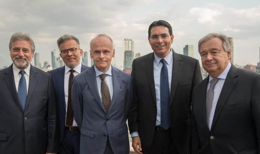 Gregory Lafitte, diretor da Coalizão Europeia para as Nações Unidas, Tomas Sandell, fundador da Coalizão Europeia, António Guterres, secretário-geral da ONU e Danny Danon, embaixador israelense da ONU na cerimônia de Tashlich.