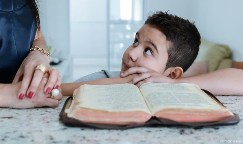 É cada dia mais urgente ensinarmos os nossos filhos os valores corretos da vida cristã. (Foto: