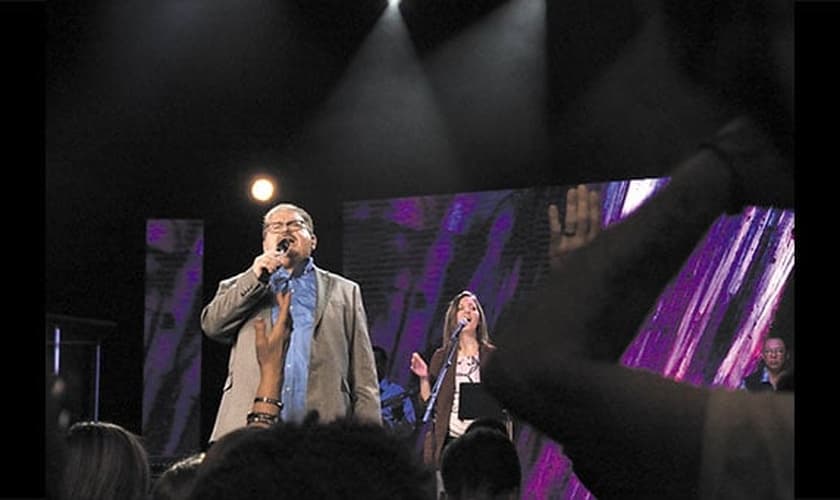 Pastor Mike Hutchings durante ministração em igreja nos Estados Unidos. (Foto: Rachel Hutchings)