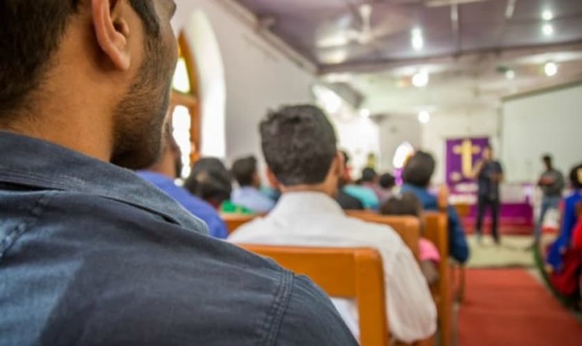 Cristãos participam de culto em igreja da Índia. (Foto: World Watch Monitor)