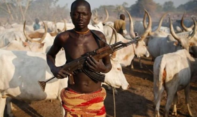 Pastor Fulani armado. Radicais da etnia já mataram mais pessoas do que o grupo Boko Haram. (Foto: Globaltake)