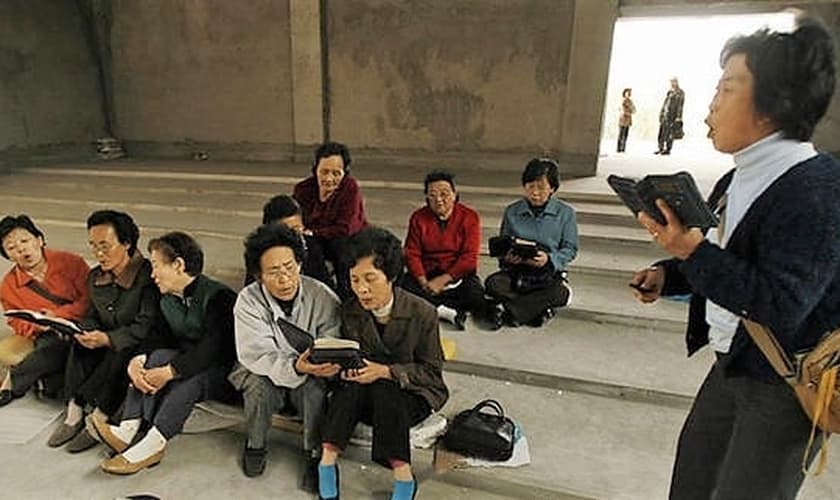 Na Coreia do Norte, os cidadãos são proibidos até mesmo de ter uma Bíblia ou manter amizade com algum cristão. (Foto: Express)