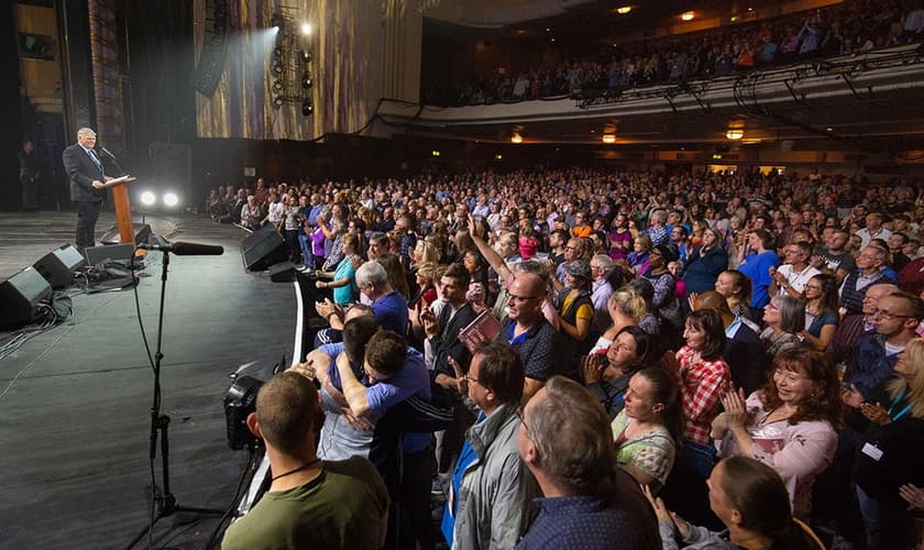 Franklin Graham falando aos novos convertidos no evento, após meses de oposição em Blackpool, na Inglaterra. (Foto: Associação Evangelística Billy Graham)