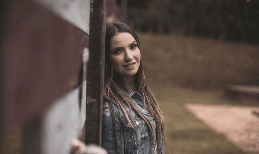 A mensagem central da canção é o relacionamento com Deus. (Foto: Divulgação).