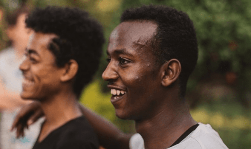 Ibrahim ainda se encontra escondido de sua família, que até hoje o procura para matá-lo. (Foto: Reprodução)