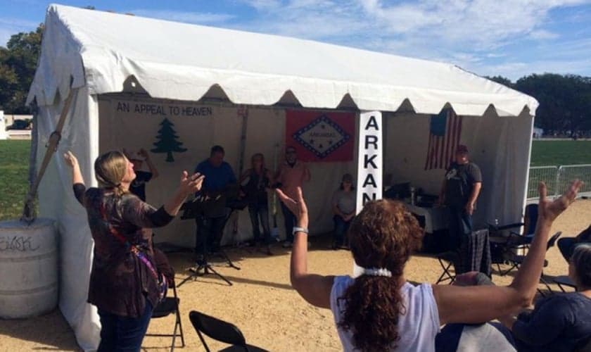 Juntamente com as 50 horas de intercessão, os evangelistas estarão compartilhando o Evangelho com outras pessoas. (Foto: Reprodução).