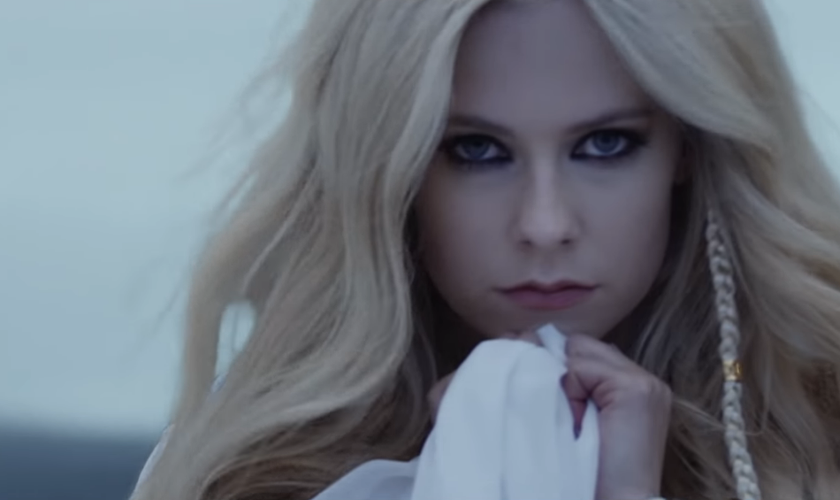 Avril Lavigne contou que começou a compor a canção após clamar a Deus por ajuda durante sua luta contra a doença. (Foto: Reprodução)