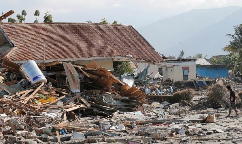 Cerca de 59.000 pessoas podem estar desabrigadas após o terremoto seguido de um tsunami, que atingiu a Indonésia na última sexta-feira. (Foto: Tatan Syuflana/AP)
