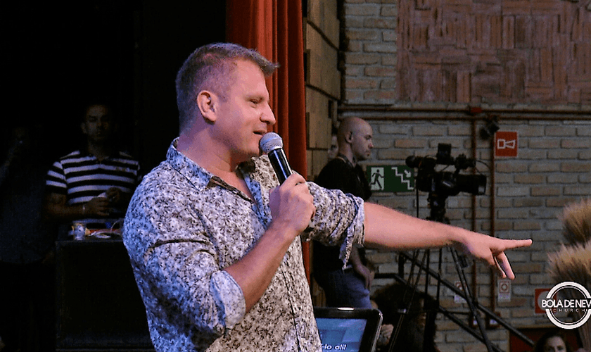 Rina tem declarado abertamente seu apoio a Bolsonaro nestas eleições e se empenhado em alertar sobre a ameaça comunista no Brasil. (Imagem: Bola de Neve Church)