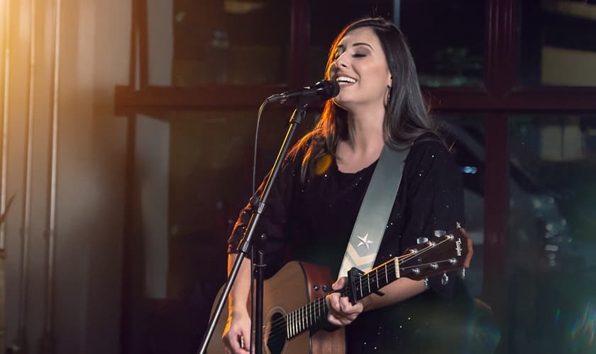 Thaiane Seghetto alcançou popularidade nas redes sociais gravando covers de músicas gospel no YouTube. (Foto: Divulgação).