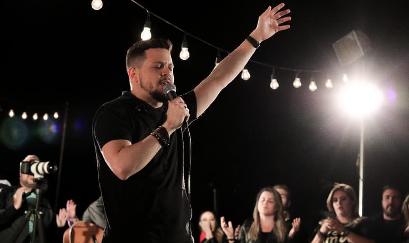 A canção “Teu Reino”, muito conhecida do grupo, entrou no projeto com uma roupagem diferenciada. (Foto: Divulgação.