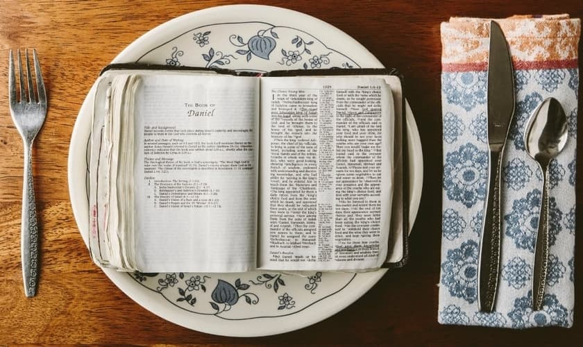 Jejum e leitura da Palavra. (Foto: brianghedges.com)
