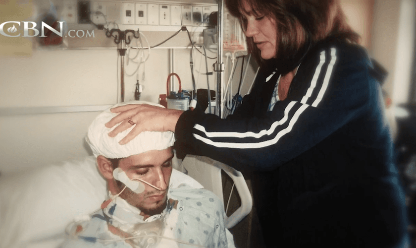 Tonja, mãe de Thomas ora pelo filho no hospital. (Foto: Reprodução/CBN News)