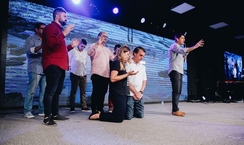 Jair Bolsonaro e sua esposa, Michelle, recebem oração de pastores em igreja. (Foto: Reprodução)