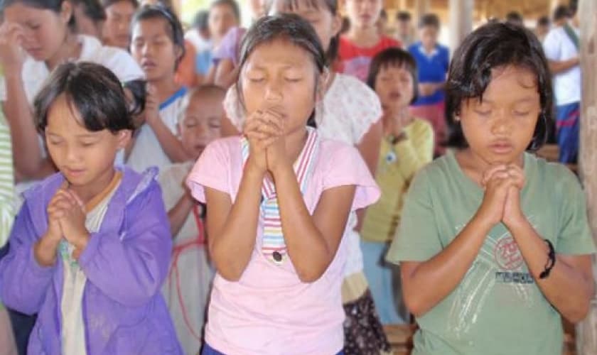 Os cristãos foram mantidos em cativeiros até que assinassem o documento que proíbe orações dentro das igrejas. (Foto: Reprodução)