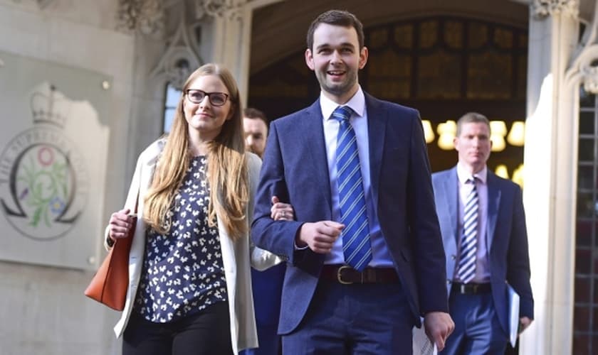 Daniel e Amy McArthur, proprietários da confeitaria Ashers, saindo do Supremo Tribunal em Londres. (Foto: Victoria Jones/AP)