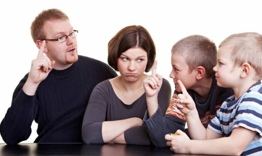 Alguns pais sentem muita dificuldade quando percebem que a educação dos filhos não é tão fácil o quanto imaginam. (Foto: Getty)
