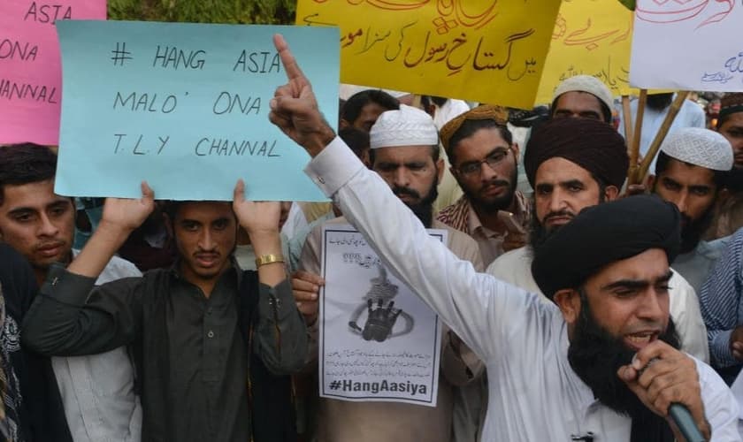 Muçulmanos pedem o enforcamento de Asia Bibi. (Foto: Herald Sun)