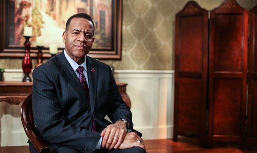 Kelvin Cochran foi indenizado, após ter sido demitido por se opor à homossexualidade. (Foto: CBN News)
