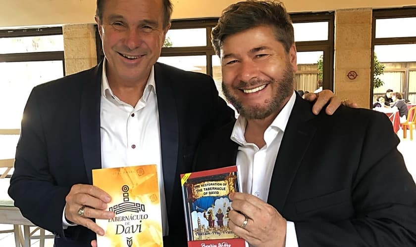 Pastor Tom Hess (à esquerda) firmou uma aliança com o ap. Joel Engel para que suas Casas de Oração 24/7 trabalhem em conjunto. (Foto: Ministério Engel)