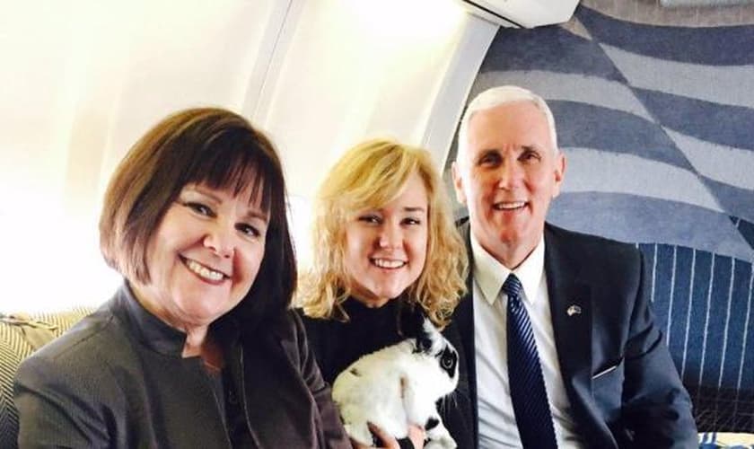 Charlotte Pence (centro) e seus pais são cristão convictos e compartilham abertamente sua fé. (Foto: Tarifsmedias)