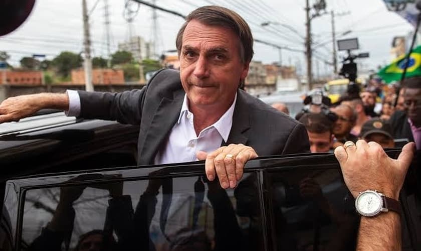 Jair Bolsonaro (PSL) durante campanha eleitoral no Mercadão de Madureira, no Rio de Janeiro. (Foto: Mauro Pimentel/AFP)