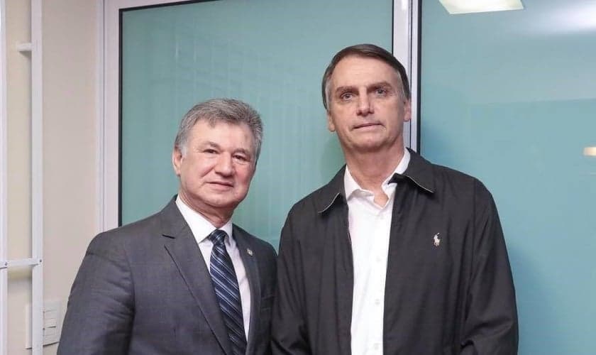 Pastor José Wellington Jr. (à esquerda) visitou a casa de Jair Bolsonaro (à direita) para declarar o apoio oficial da CGADB ao candidato do PSL no segundo turno das eleições (Foto: CGADB)