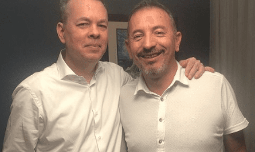 Soner Tufan (direita), membro do conselho da Associação de Igrejas Protestantes na Turquia, com Andrew Brunson na noite de sua libertação. (Foto: Reprodução).