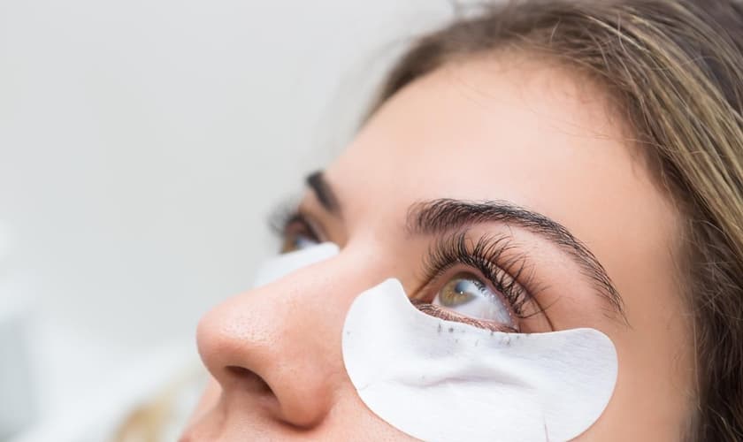 Após fazer o permanente de cílios, a mulher pode abandonar as máscaras de cílios. (Foto: Divulgação)