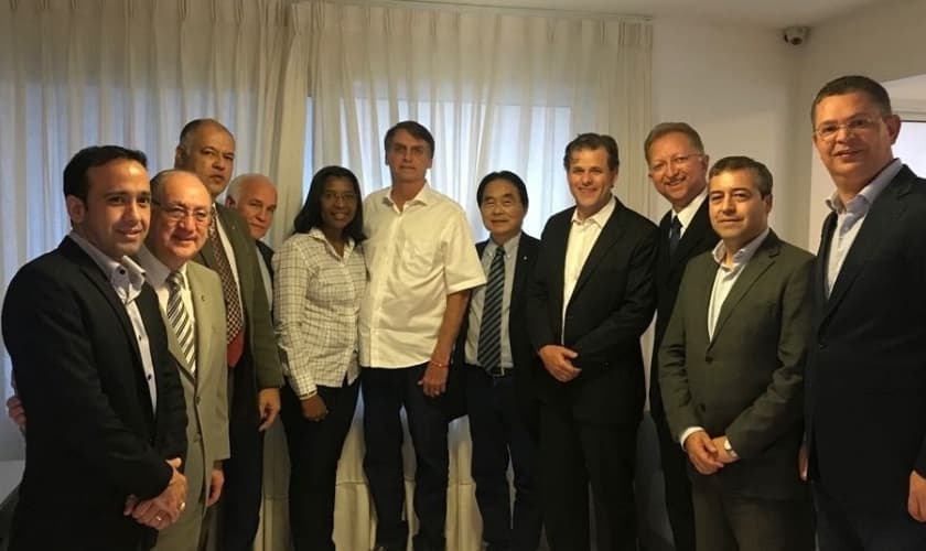 Jair Bolsonaro (PSL) recebeu deputados da frente evangélica em sua casa no Rio. (Foto: Divulgação)