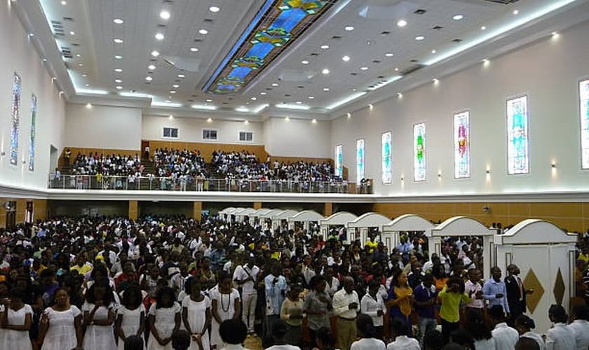 Centenas de pessoas em culto na Catedral de Nosso Senhor Jesus Cristo em Luanda, Angola. (Foto: Estelle Maussion/AFP/Getty Images)