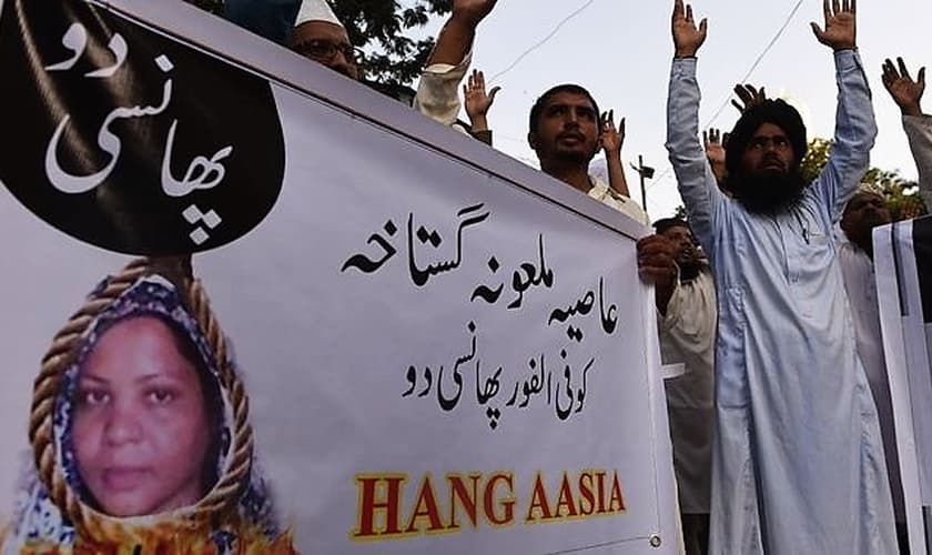 Muçulmanos exigem que Asia Bibi seja enforcada. (Foto: Sunshine Coast Daily)