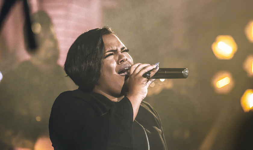 Jéssica Augusto atua como vocalista no cenário gospel desde a adolescência. (Foto: Divulgação).