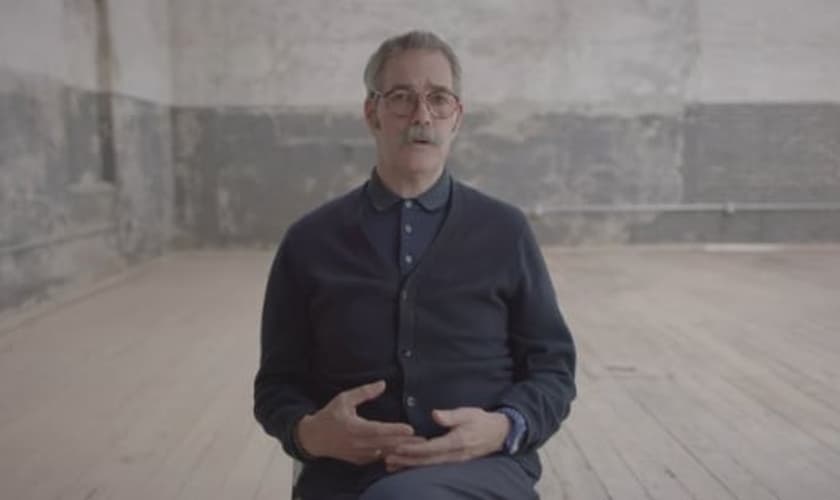 O pastor Paul David Tripp comparou as dores das cirurgias como facas entrando em seu corpo, mas disse que isso o fez acreditar no que ele mesmo pregava em sua igreja. (Foto: Reprodução).