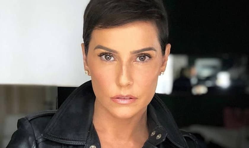 Hairstylist dá dicas para adotar o cabelo curtinho como da atriz Deborah Secco. (Foto: Reprodução)