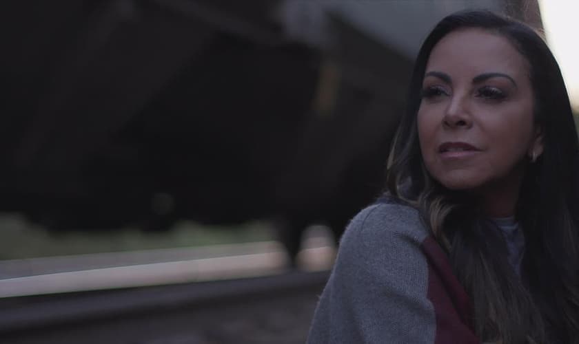 O clipe tem participação da atriz mirim Maria Eduarda Silva (Carinha de Anjo). (Foto: Reprodução).