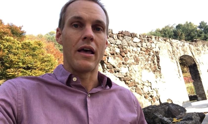 David Platt orou em frente a uma igreja demolida na Coreia do Norte. (Imagem: Vimeo)