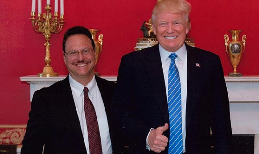 Pastor Mario Bramnick ao lado do presidente dos Estados Unidos, Donald Trump. (Foto: Reprodução)
