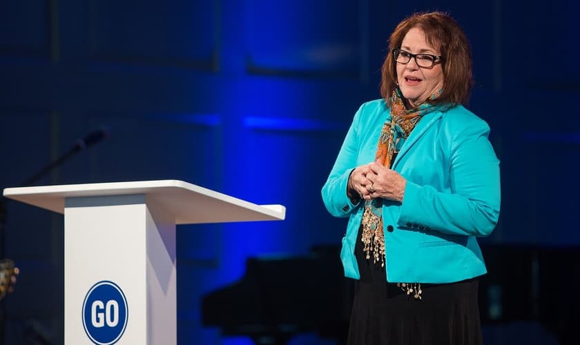 Elyse Fitzpatrick diz que é nos tempos de grandes dificuldades que reconhecemos nossa dependência de Deus. (Foto: Reprodução).