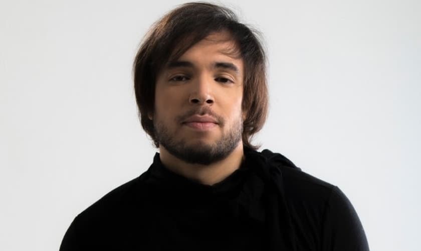 A música traz a participação da cantora Simone Brown. (Foto: Divulgação).