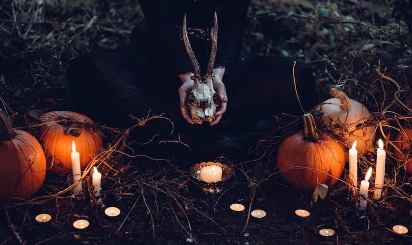Como as bruxas e os satanistas enxergam a “inofensiva” festa de Halloween -  Guiame