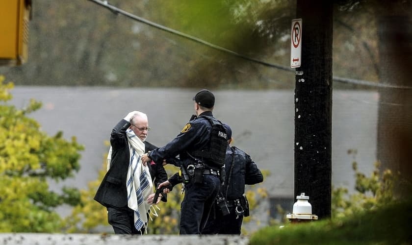 Homem é escoltado para fora da sinagoga Árvore da Vida pela polícia após tiroteio em Pittsburgh. (Foto: Alexandra Wimley/Pittsburgh Post-Gazette via AP)