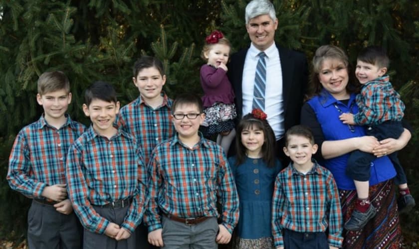 Charles Wesco e sua família chegaram à nação africana no início do mês para servir como missionários. (Foto: Reprodução/Facebook).