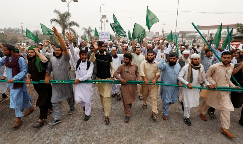 Os defensores do partido político islâmico Tehrik-e-Labaik protestam contra a libertação de Asia Bibi, em Peshawar. (Foto: Reuters/Fayaz Aziz)