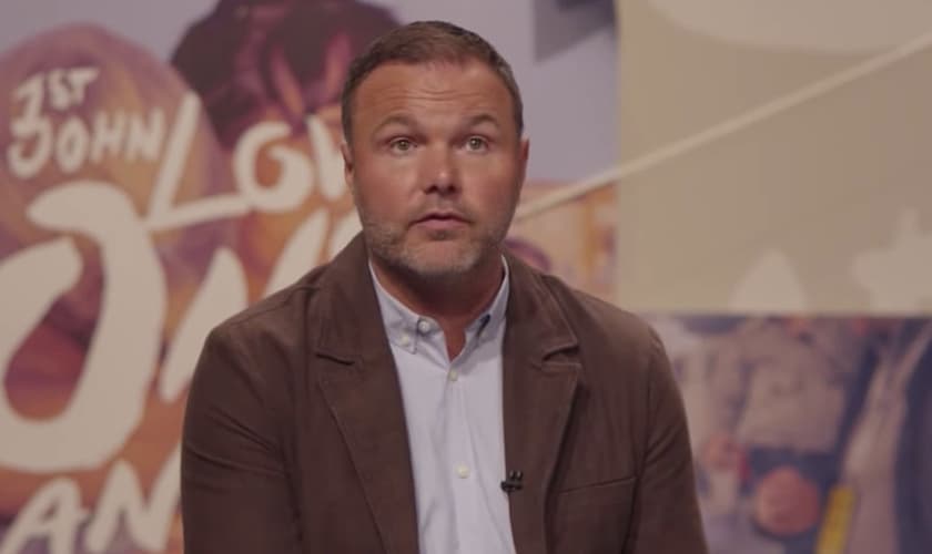 O pastor Mark Driscoll afirmou que não liberar o perdão é uma ação que entristece o Espírito Santo. (Foto: Reprodução).